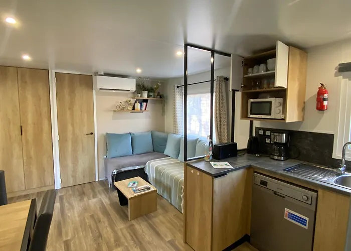 Chez Isa Kamp alanı Saint-Julien-en-Born